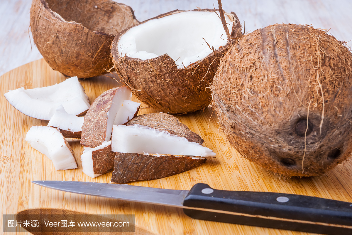 木桌上的碎椰子