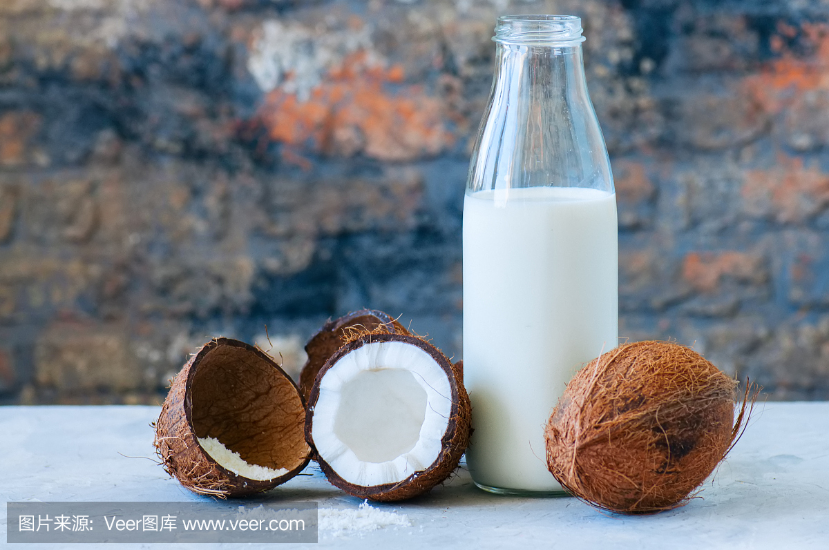 整個椰子和椰子產品的奶和粉。白色的圣