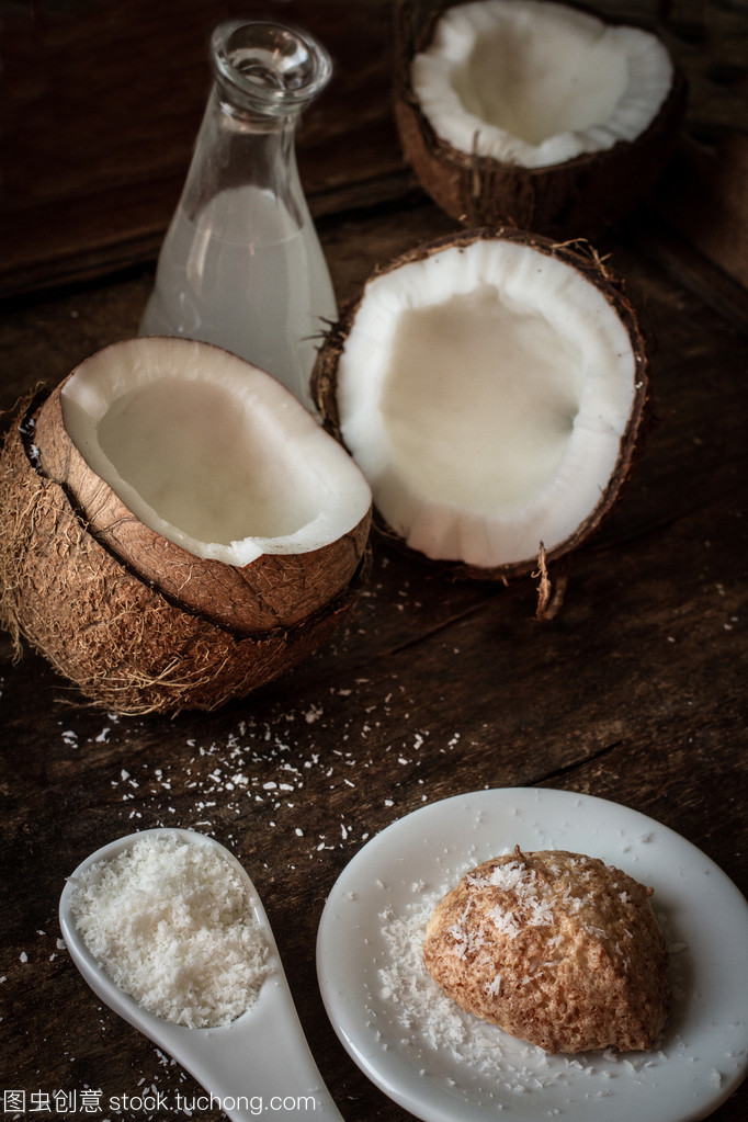 破碎的椰子。對(duì)印度食品美味的水果